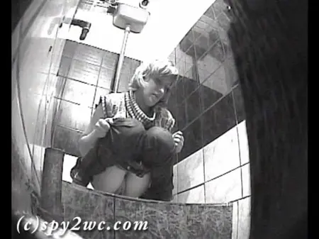 Прихована камера в туалеті нічного клубу стріляє, як проколоті жінками