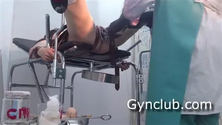 Зв'язаний пацієнт у гінеколог стогне, коли лікар пробиває її кицьку